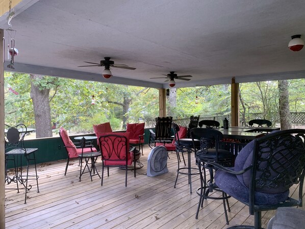 Outdoor dining - Beaver Lake Rent Cabin  Lg Covered Deck Room~Firepit~Quiet~Private~7Mi Rogers AR (Rogers)