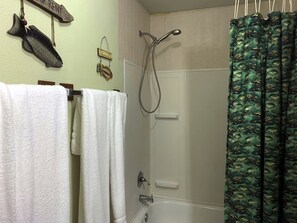 Ensemble douche/baignoire, sèche-cheveux, serviettes fournies