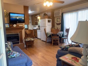 Smart TV, fireplace, DVD player, books - Beaver Lake Rent Cabin  Lg Covered Deck Room~Firepit~Quiet~Private~7Mi Rogers AR (Rogers)