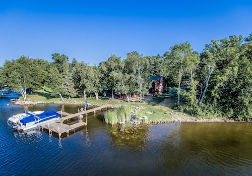 Beautiful Home just 25' from shoreline of Leech Lake just 5 minutes from Walker