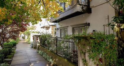 Northwest Nob Hill Alphabet District! Free Parking! 1180 sq. ft.! Walk score 97!