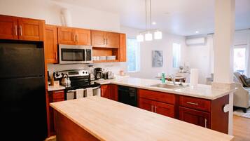 Refrigerador, microondas, horno y parrilla de estufa