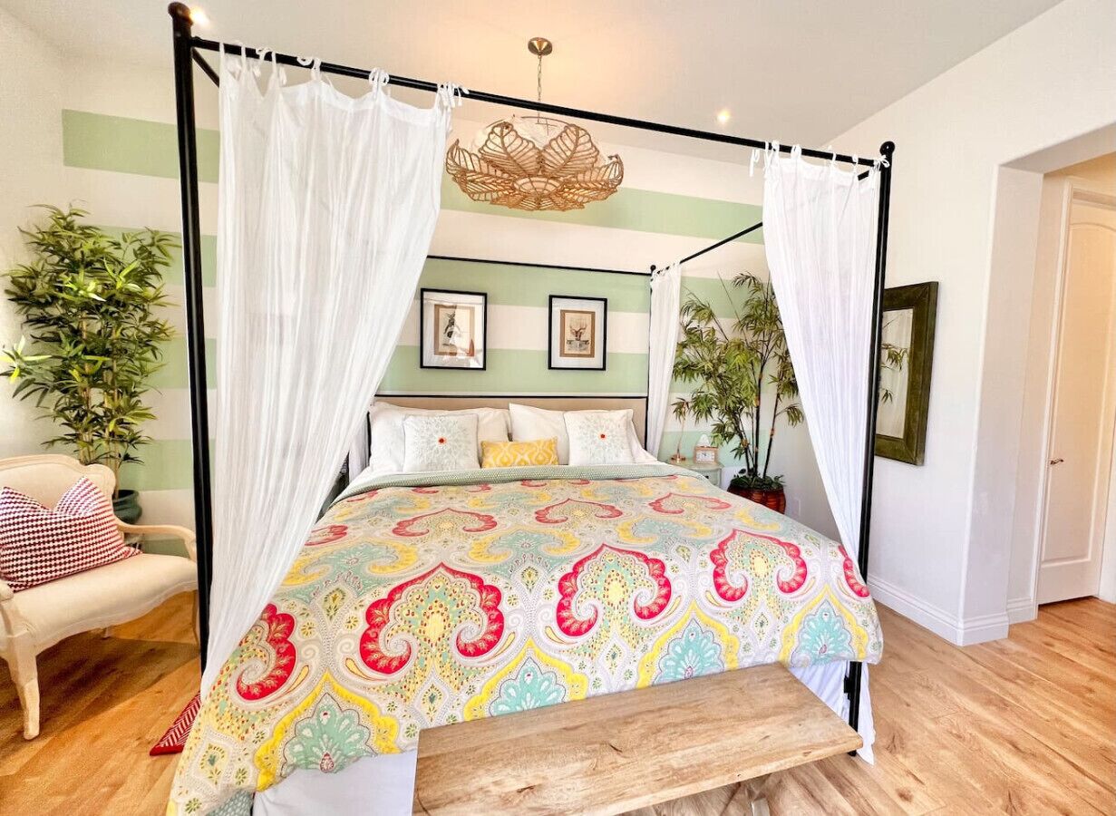 3 habitaciones, escritorio y tabla de planchar con plancha 