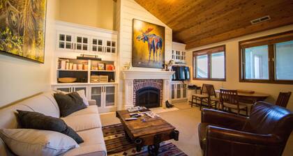 La PUERTA DELANTERA tiene la famosa CALLE PRINCIPAL / LA PUERTA TRASERA tiene un ESQUI de clase mundial