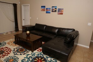 Fernseher, DVD-Player, Tischfußball, Bücher