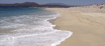 Panoramablick auf die Berge und das Meer außerhalb der Stadt. Ruhig und gelassen. 