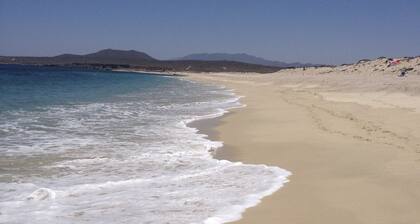 Panoramic mountain and ocean views just outside of town. Quiet, serene , solar.