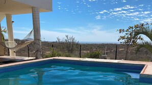Una piscina blava i nítida amb vista al paisatge.