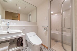 Kombinert dusj/badekar, toalettartikler (inkludert), hårføner og tøfler