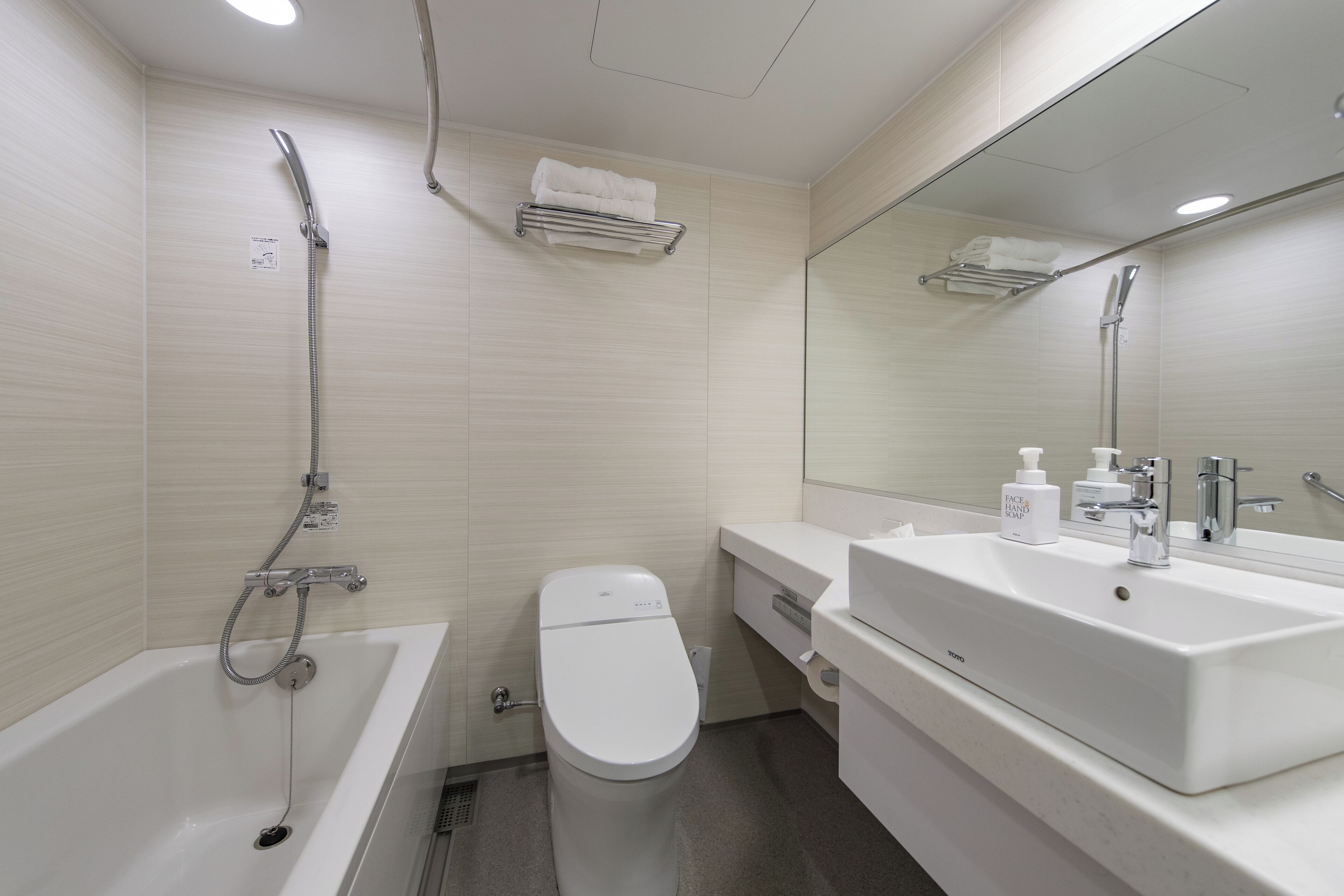 twin room, non smoking | bathroom | combined shower/bathtub, free toiletries, hair dryer, slippers
