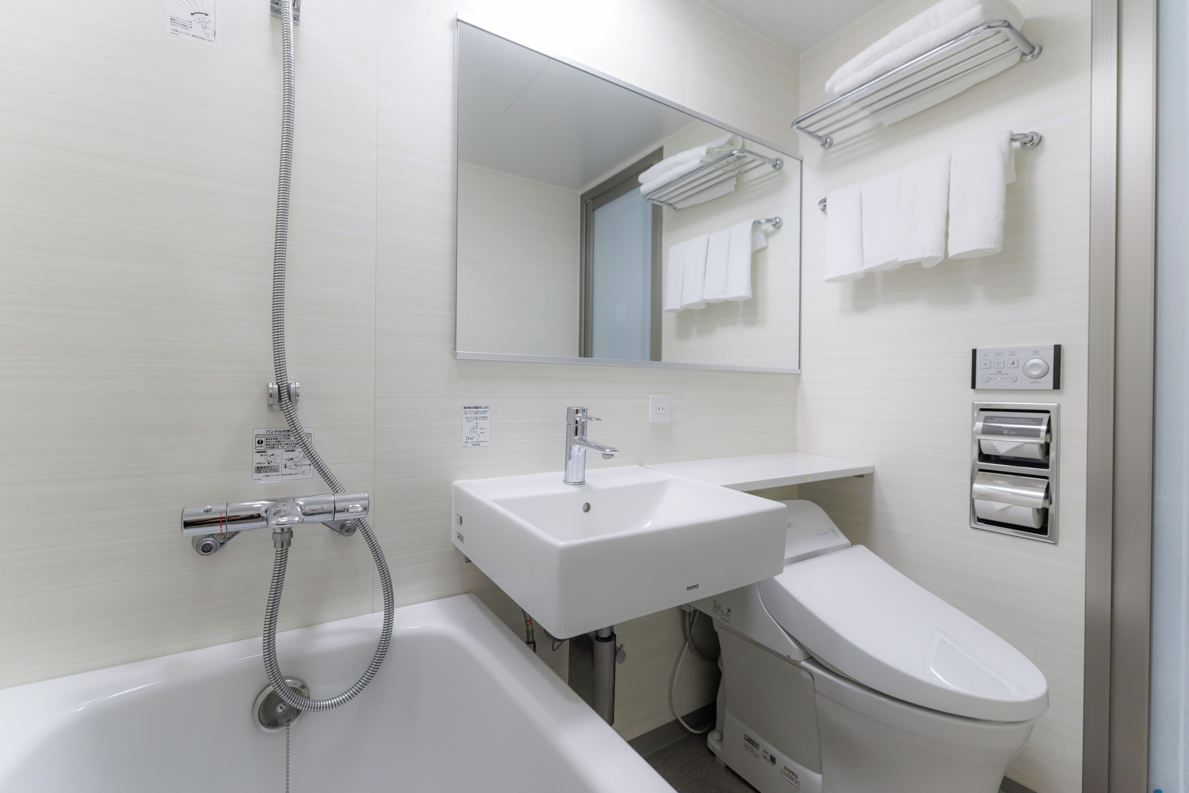 Un baño moderno con bañera, lavamanos e inodoro.