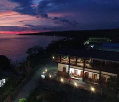 Fachada de la propiedad por la tarde o noche