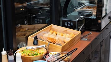 Desayuno de autoservicio todos los días (con cargo)