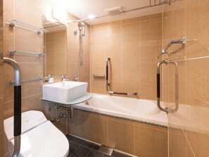 Deluxe-Zweibettzimmer | Badezimmer | Duschwanne, kostenlose Toilettenartikel, Haartrockner, Bademäntel