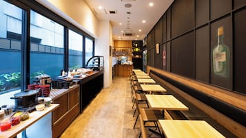 Sarapan ambil sendiri setiap hari dengan biaya tambahan