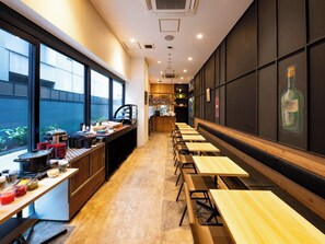 每日供應自助式早餐 (費用另計)