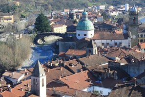 A town with historic architecture, including a prominent dome and a bridge over a river. - B&B Eremo Gioioso (Pontremoli)