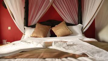 Suite, 1 Queen Bed (Savannah) | Premium bedding, desk, free cribs/infant beds, rollaway beds