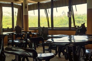 朝食、ランチ、ディナーに営業 (郷土料理と各国料理)