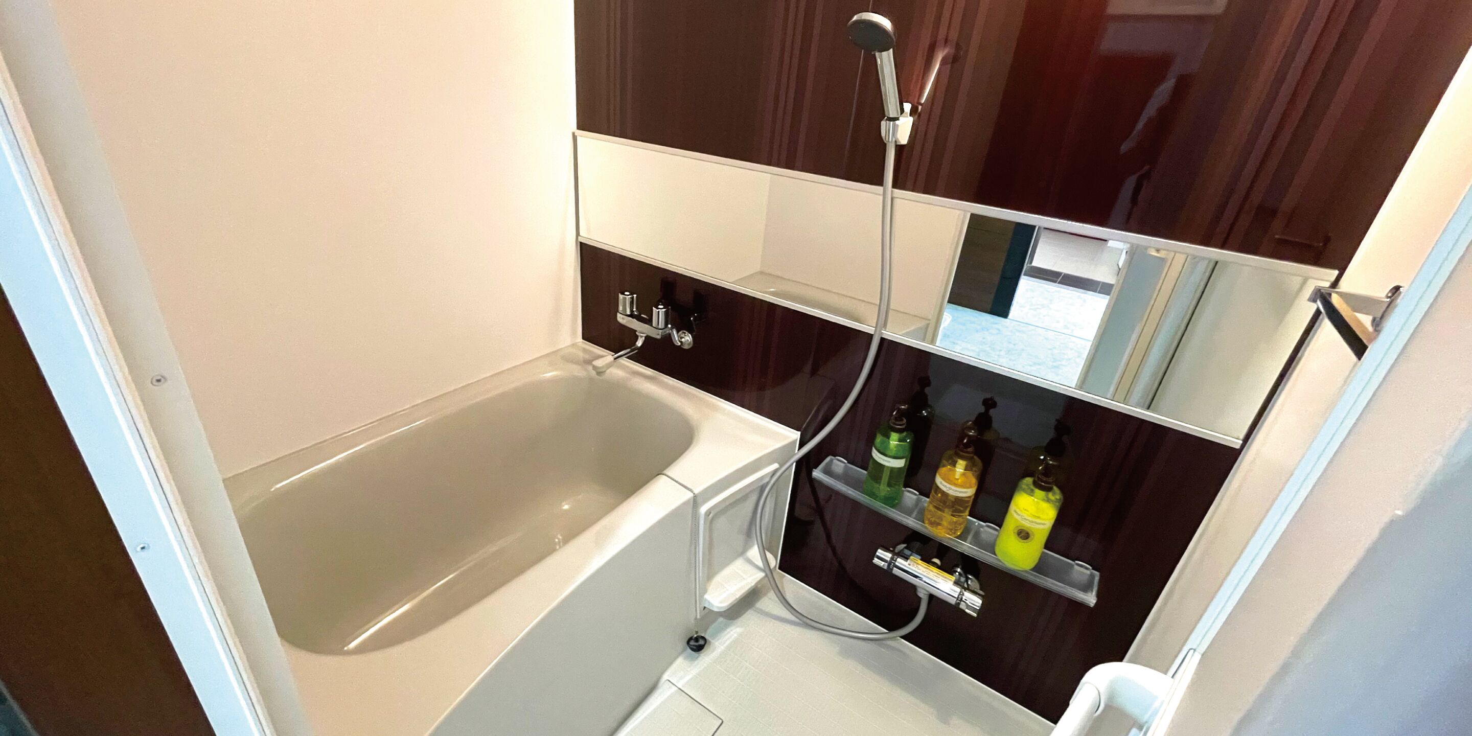Secador de pelo, pantuflas, bidet, toallas