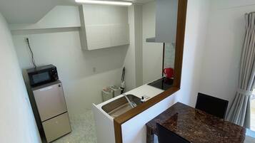 Twin Room, Kitchen | Private kitchen | Fridge, microwave, stovetop, electric kettle