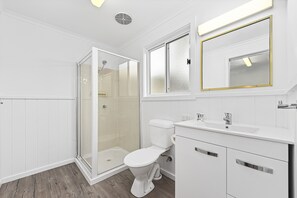 Ferienhütte (18 - No Pets) | Badezimmer | Dusche, Handtücher