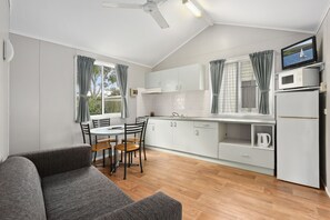 In-room dining - Dunbogan Caravan Park (Dunbogan)