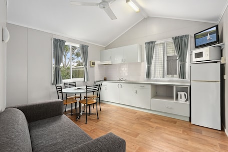 Cabaña Confort, 2 habitaciones | Servicio de comidas en la habitación. Dunbogan Caravan Park