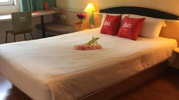 Double Room | Desk, blackout curtains, free WiFi