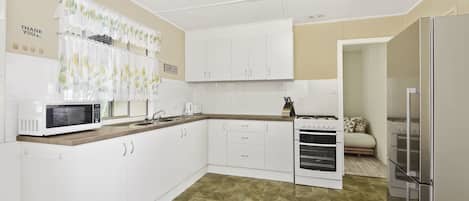 Stuga Comfort - 2 sovrum | Eget pentry | Kylskåp, mikrovågsugn, spishäll och kaffe- och tebryggare
