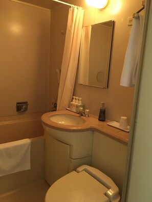 Combined shower/tub, free toiletries, hair dryer, slippers - Pearlhotel Kawasaki (Kawasaki)