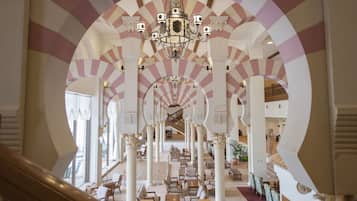 Café da manhã, almoço e jantar; culinária espanhola