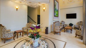 Lobby sitting area - Navy Flowers Hotel (Da Lat)