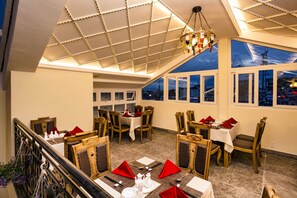 Breakfast, lunch served; local and international cuisine, garden views - Navy Flowers Hotel (Da Lat)