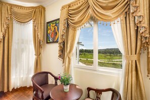 Flat-screen TV - Navy Flowers Hotel (Da Lat)