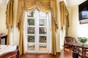 Suite | Minibar, in-room safe, desk, blackout drapes - Navy Flowers Hotel (Da Lat)