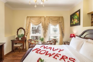 Minibar, in-room safe, desk, blackout curtains - Navy Flowers Hotel (Da Lat)