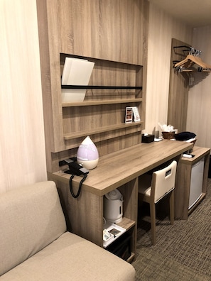In-room safe, desk, free WiFi, bed sheets - Hotel IL FIORE Kasai (Tokyo)