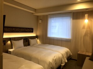 In-room safe, desk, free WiFi, bed sheets - Hotel IL FIORE Kasai (Tokyo)