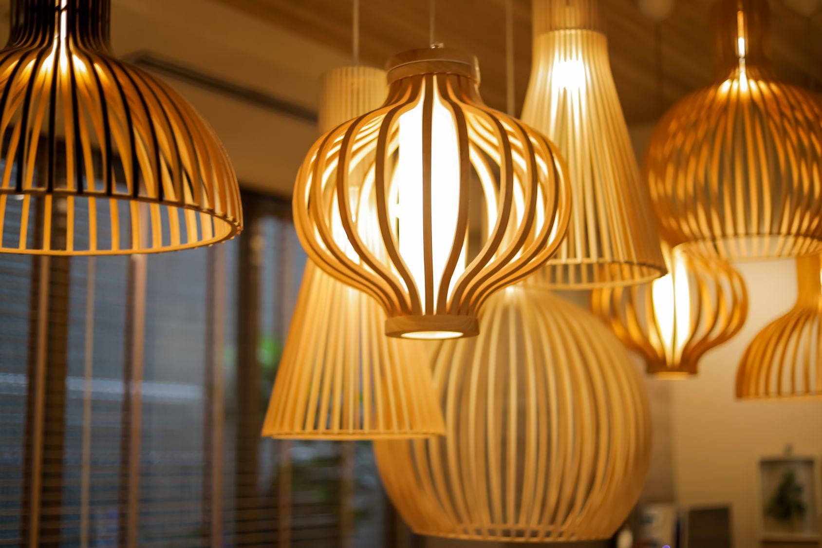 Une série de suspensions décoratives à motifs cannelés.