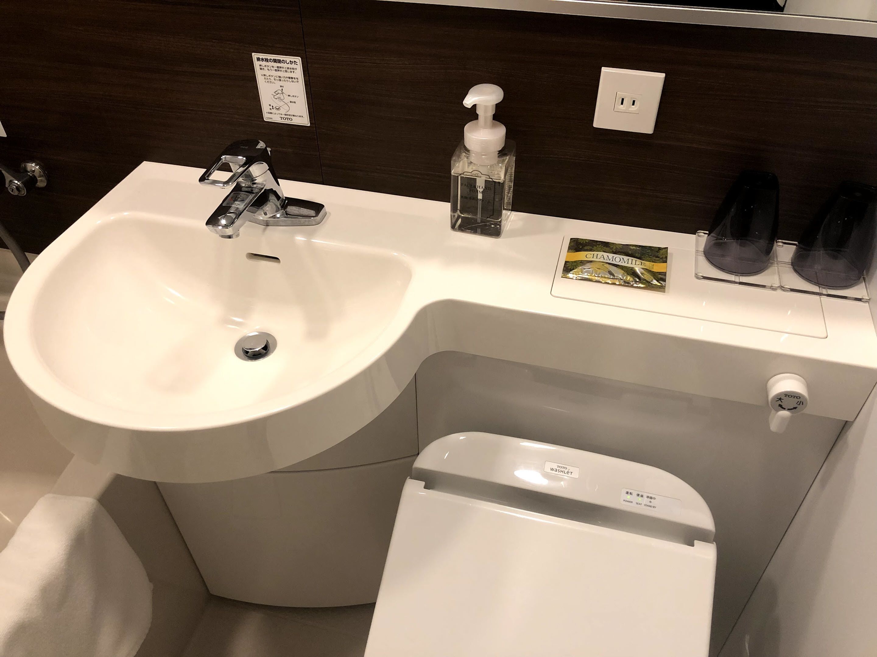 combined shower/bathtub, free toiletries, hair dryer, slippers