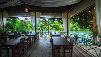 Breakfast, lunch, dinner served; Thai cuisine