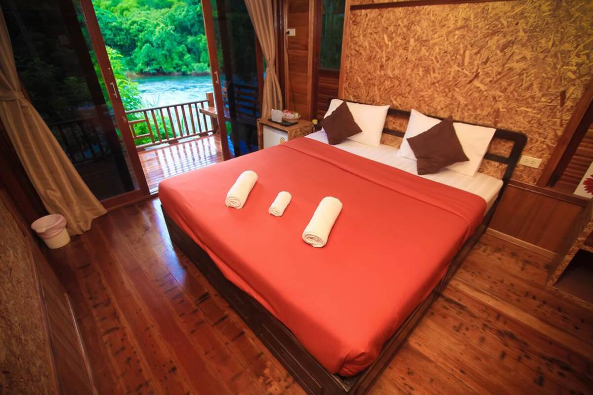 Deluxe Room with River View | WiFi (free)
