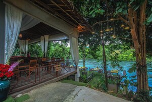 Breakfast, lunch, dinner served; Thai cuisine 