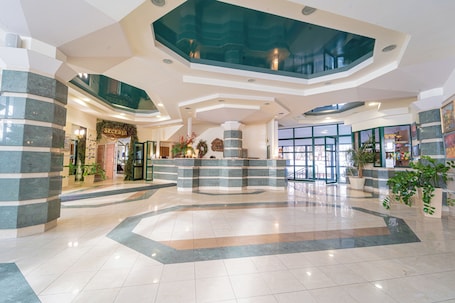 Recepción. Hotel Polski
