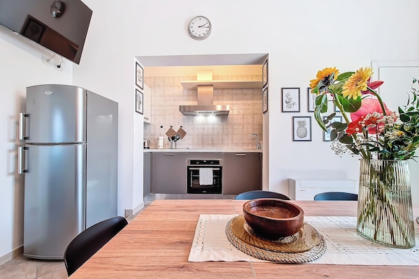 Una televisión de pantalla plana