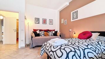 Un dormitorio con cama, armario y puerta que da a otra habitación.