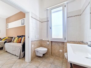 Comfort driepersoonskamer | Badkamer | Een douche, gratis toiletartikelen, een bidet, handdoeken