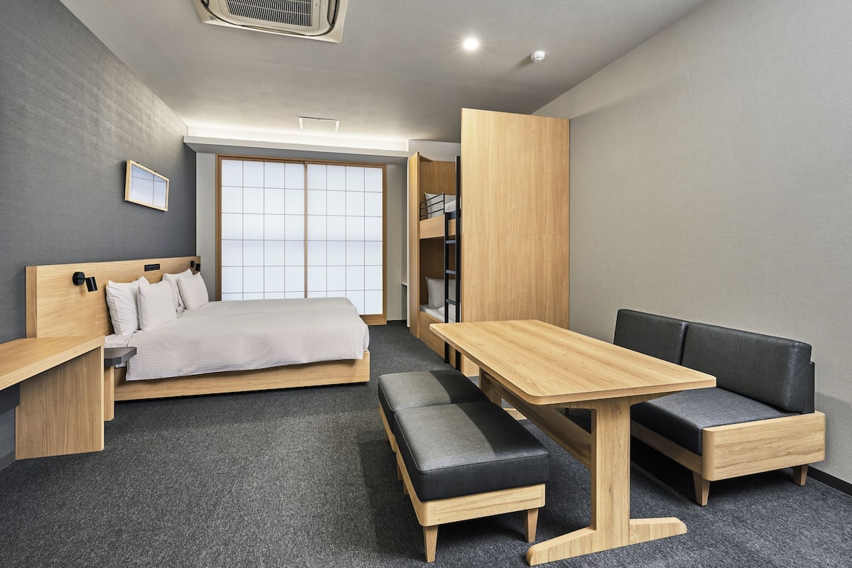 Familienapartment | Daunenbettdecken, Zimmersafe, Schreibtisch, kostenloses WLAN
