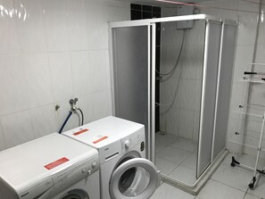 Shower, pengering rambut,  dan handuk